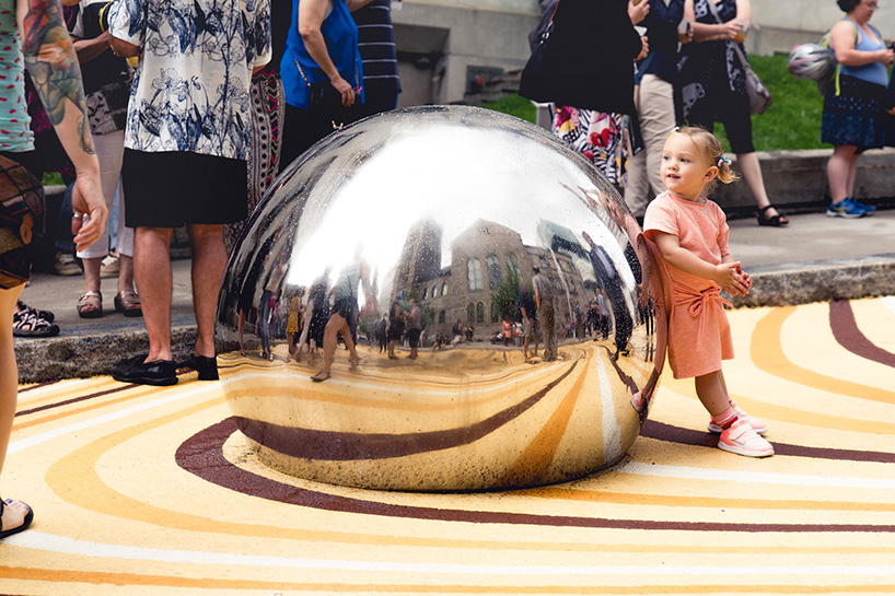 moving dunes by NÓS is a large-scale mural in montreal that seems to warp the street