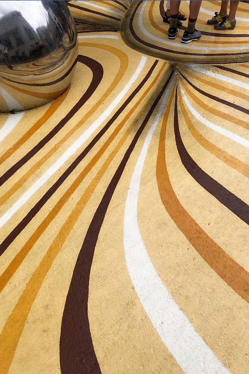 moving dunes by NÓS is a large-scale mural in montreal that seems to warp the street