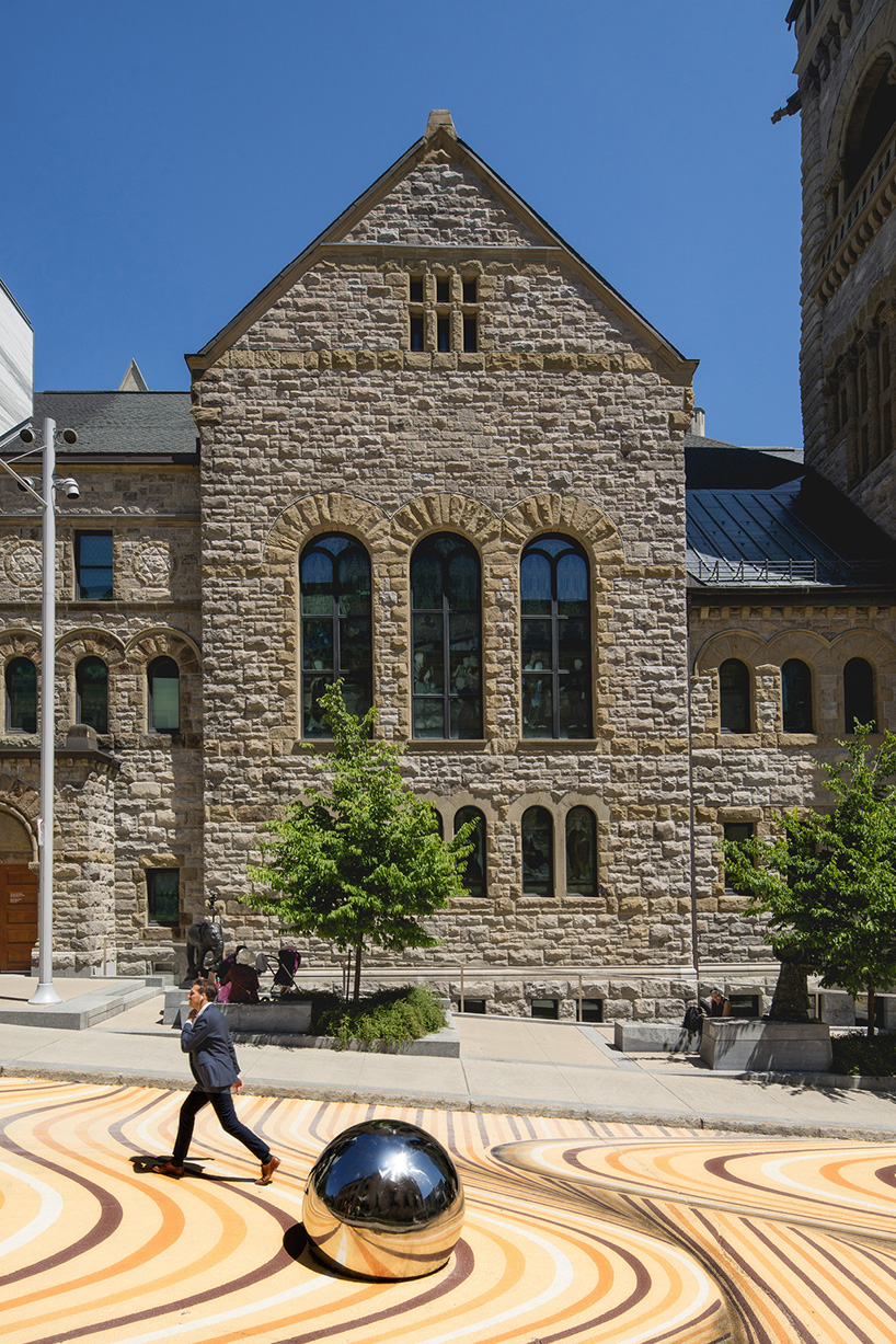 moving dunes by NÓS is a large-scale mural in montreal that seems to warp the street