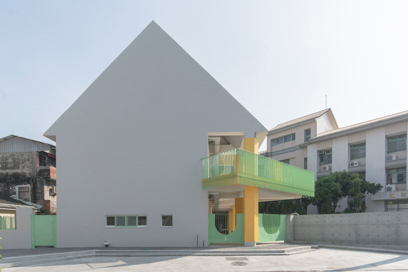 front elevation of ospacearchitects'
tung yuan kindergarten in taiwan