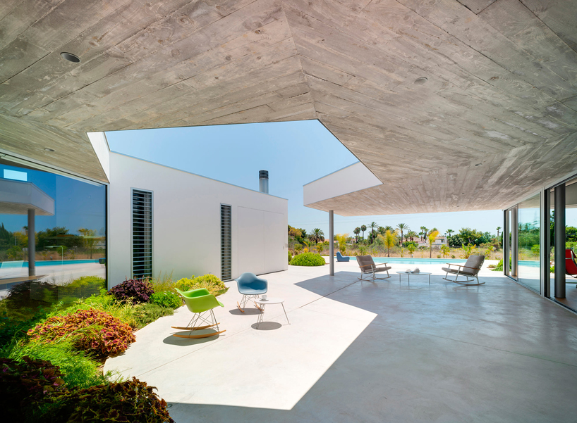 house in spain by jaime sepulcre arquitecturas develops around open patio