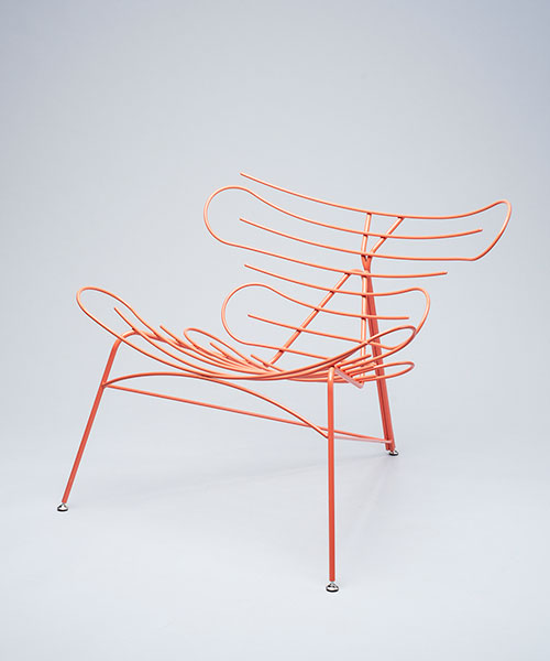 šimon galanský twists & turns bright orange steel rods into the 'sinuo chair'