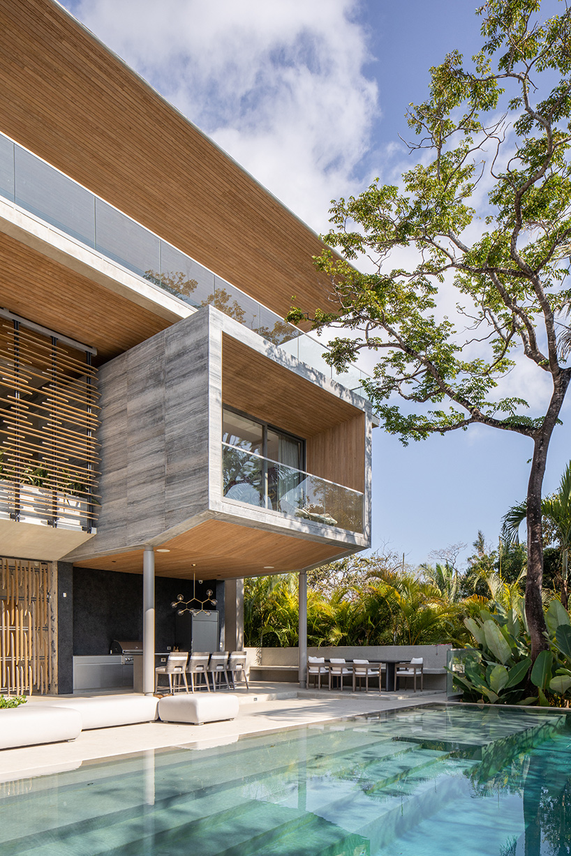 'atrium house' by studio saxe offers jungle and ocean views