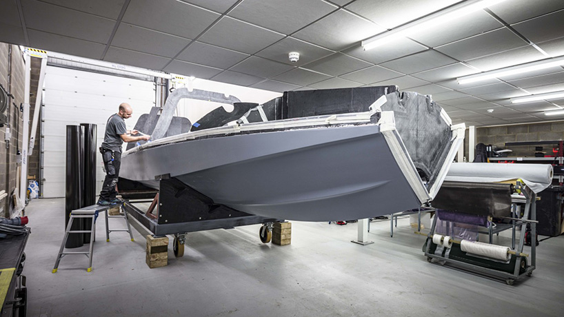 VICTA by SubSea craft transforms from speedboat to submarine in two minutes