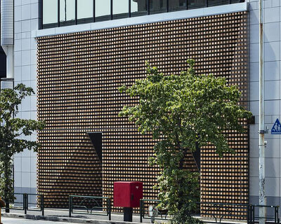 tsukagoshi miyashita sekkei arranges wooden blocks into 'lumber curtain' facade in tokyo