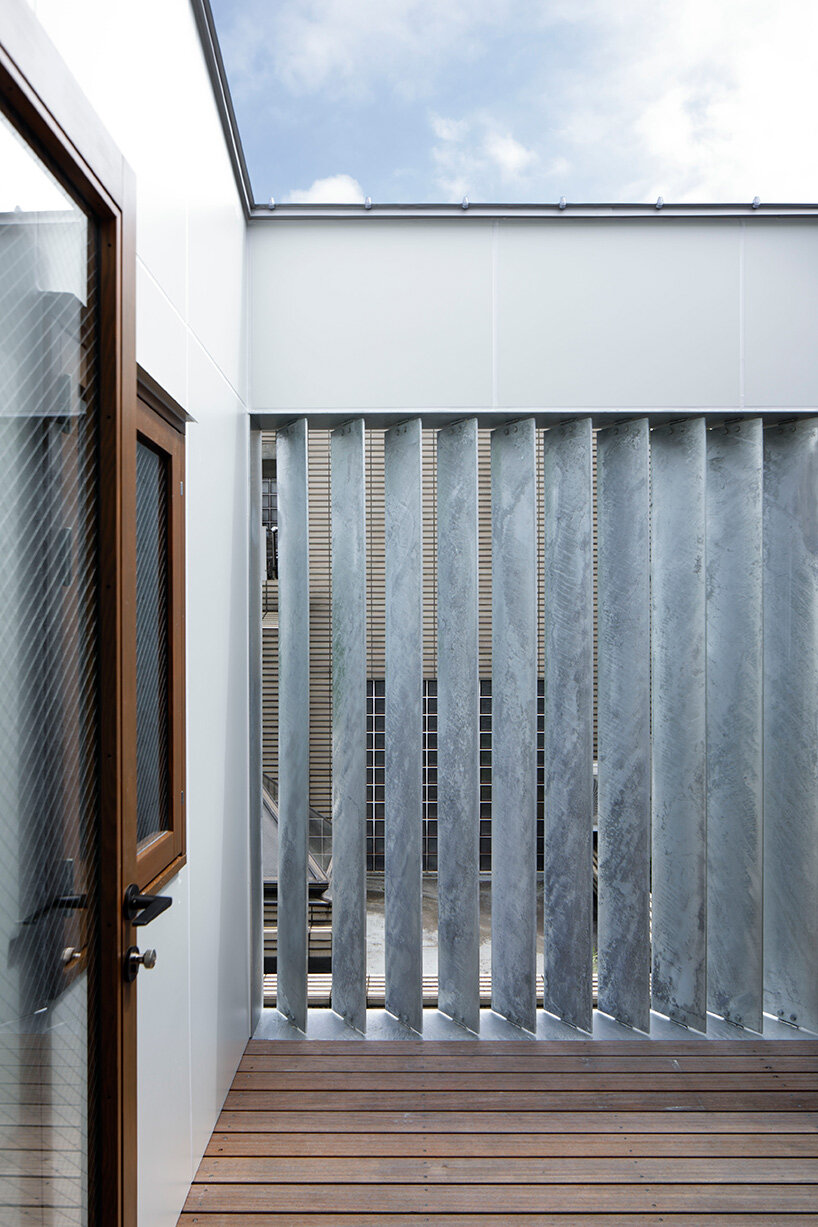 CASE-REAL clads entirety of house in higashi-gotanda with galvanized steel
