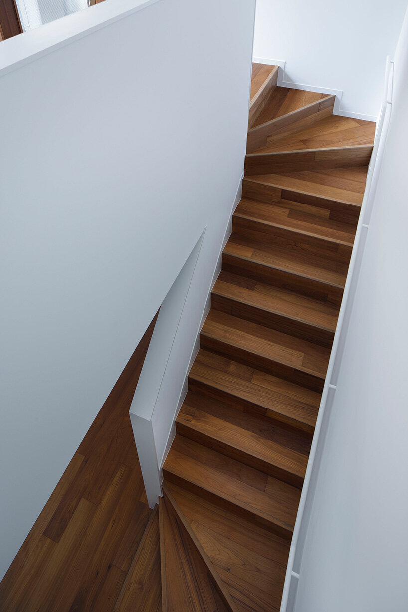 CASE-REAL clads entirety of house in higashi-gotanda with galvanized steel