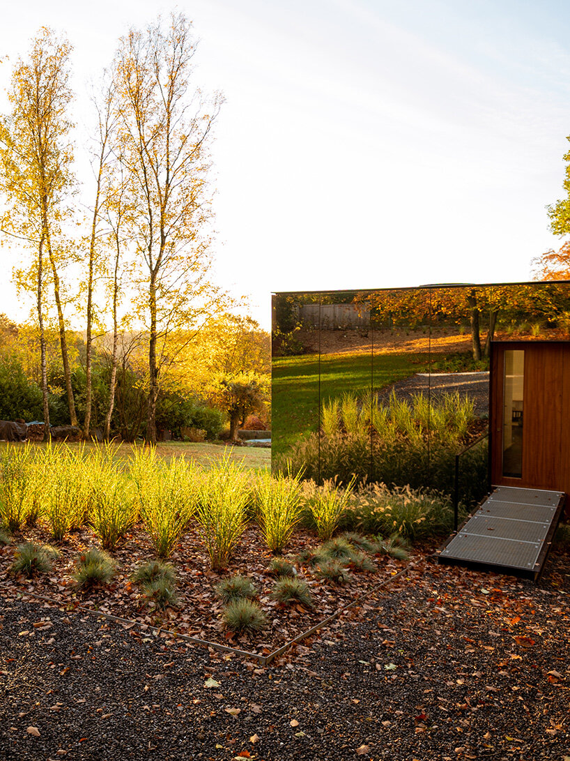 MIA architecture constructs mirror-clad volume to house its office near liège
