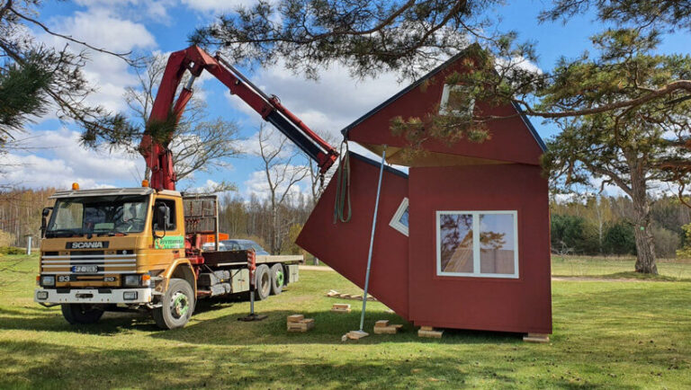 'brette haus' is a tiny prefabricated house that unfolds in only three ...