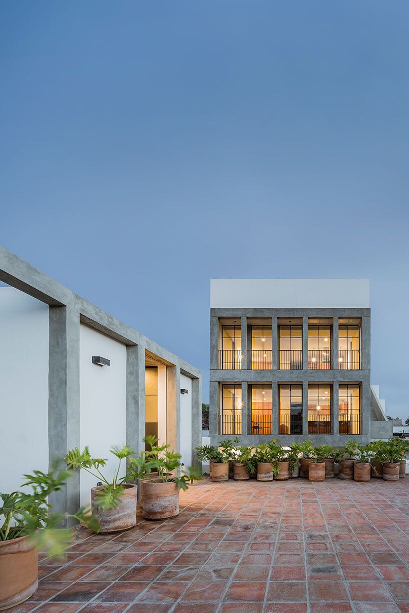 diagrama arquitectos restores historical residential building with central patio in mexico