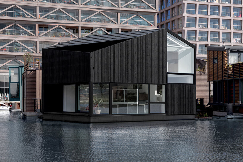i29 Architects complète une maison en bois angulaire dans le cadre d'un village flottant à Amsterdam