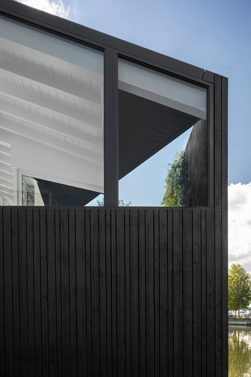 i29 Architects complète une maison en bois angulaire dans le cadre d'un village flottant à Amsterdam