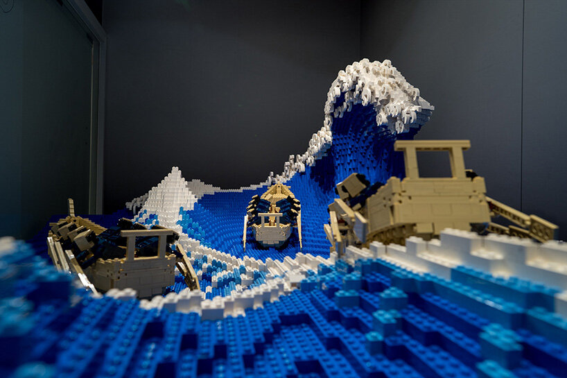 jumpei mitsui sculpts hokusai's great wave off kanagawa in LEGO blocks