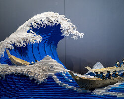 jumpei mitsui sculpts hokusai's great wave off kanagawa in LEGO blocks