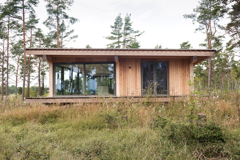 scott rasmusson källander builds five timber houses on a swedish island designboom