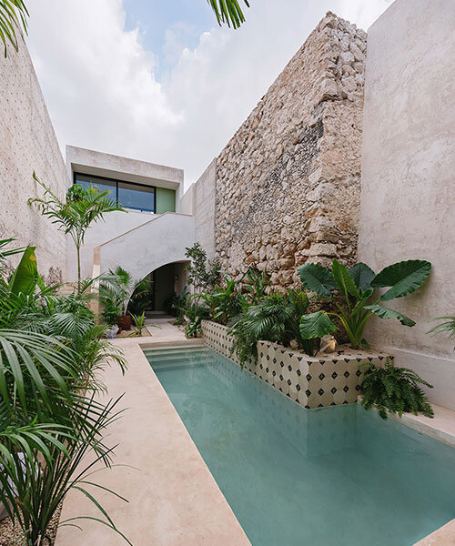 workshop architects integrates contemporary elements into colonial mexican house