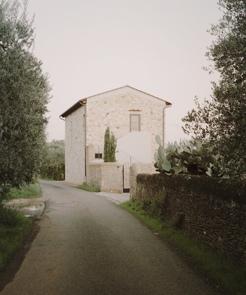 presicci + pantanella d'ettorre architetti's 'casamanda' expresses the atmosphere of tuscany