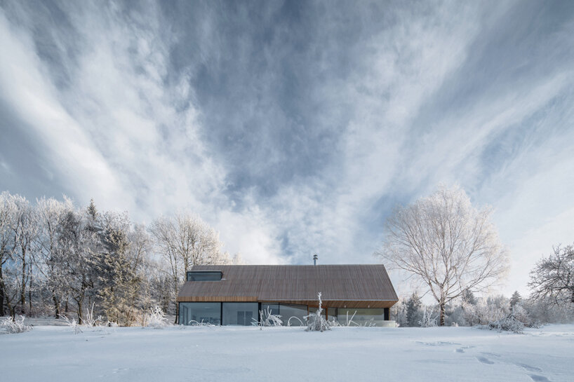 fránek architects embeds a timber-clad house into czech mountains designboom