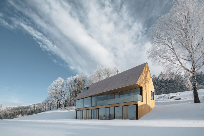 fránek architects embeds a timber-clad house into czech mountains designboom