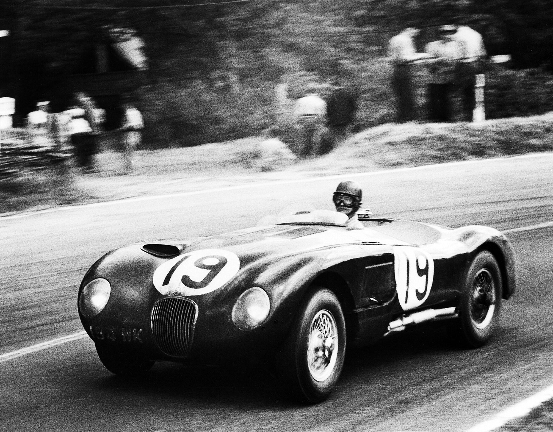 jaguar-classic-c-type-designboom-008