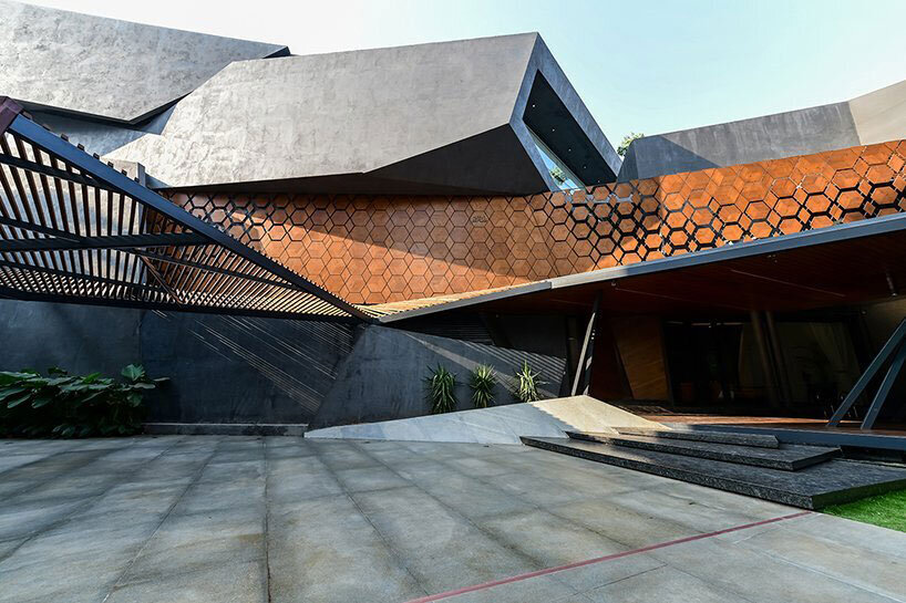 jutting planes & projecting volumes form the 'RH21' residential complex in india