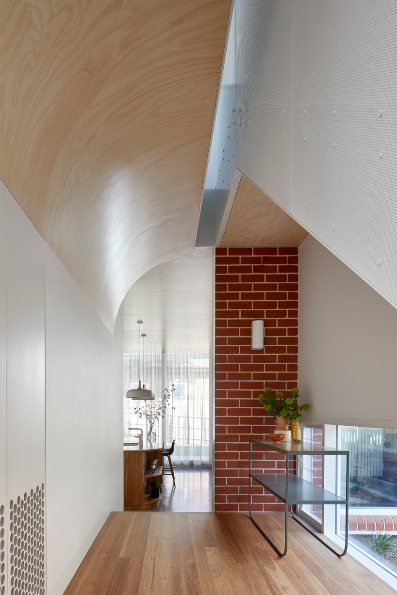 mihaly slocombe reimagines art deco with this melbourne house renovation designboom