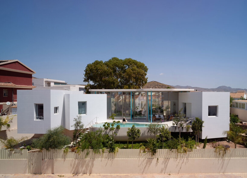 pepa diaz arquitecta inserts transparent living space at the core of this house in spain