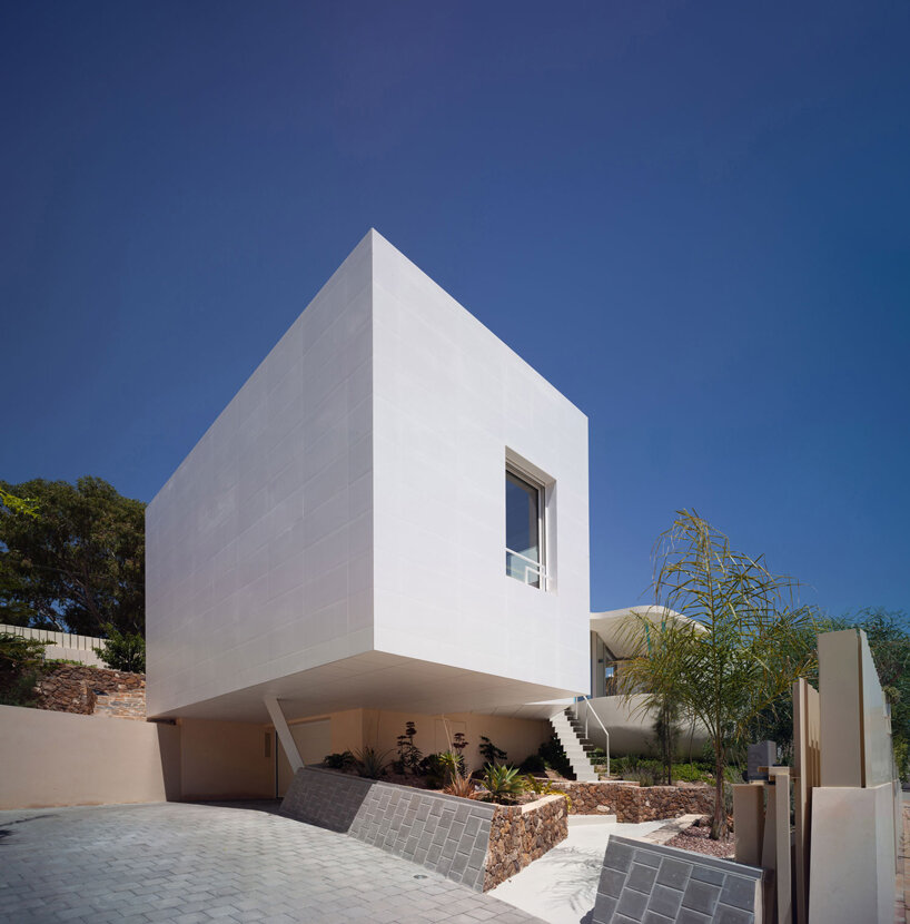 pepa diaz arquitecta inserts transparent living space at the core of this house in spain
