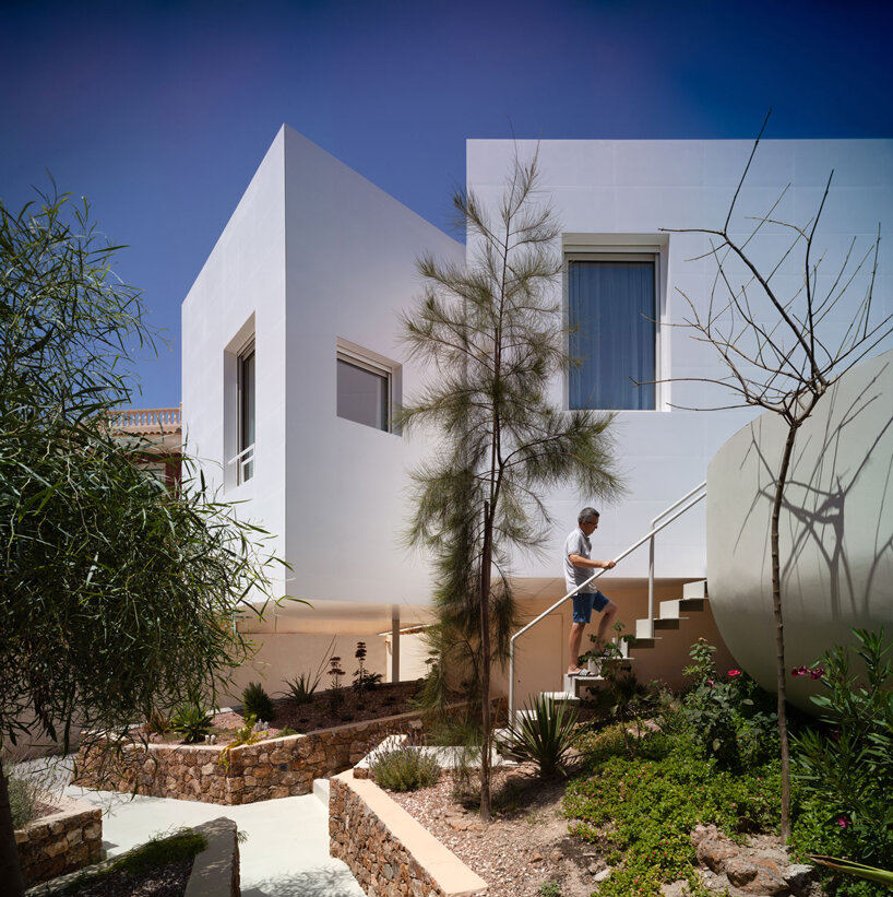 pepa diaz arquitecta inserts transparent living space at the core of this house in spain