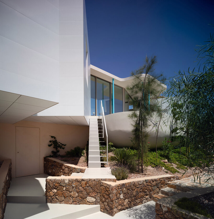 pepa diaz arquitecta inserts transparent living space at the core of this house in spain