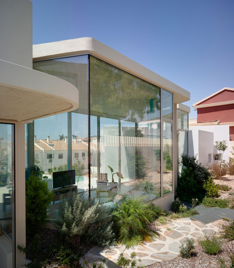 pepa diaz arquitecta inserts transparent living space at the core of this house in spain