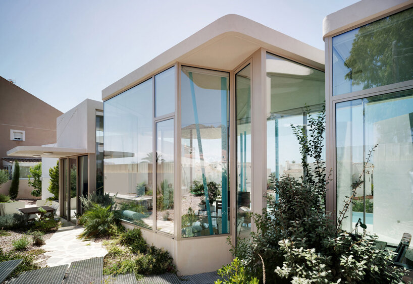 pepa diaz arquitecta inserts transparent living space at the core of this house in spain