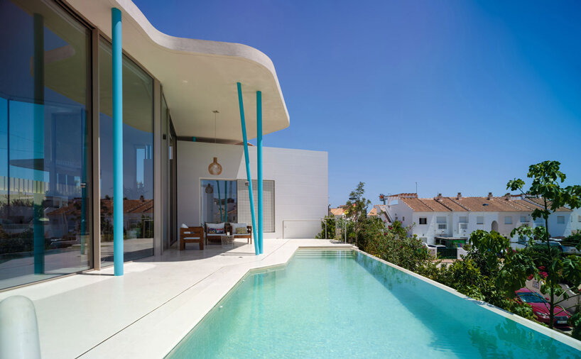 pepa diaz arquitecta inserts transparent living space at the core of this house in spain