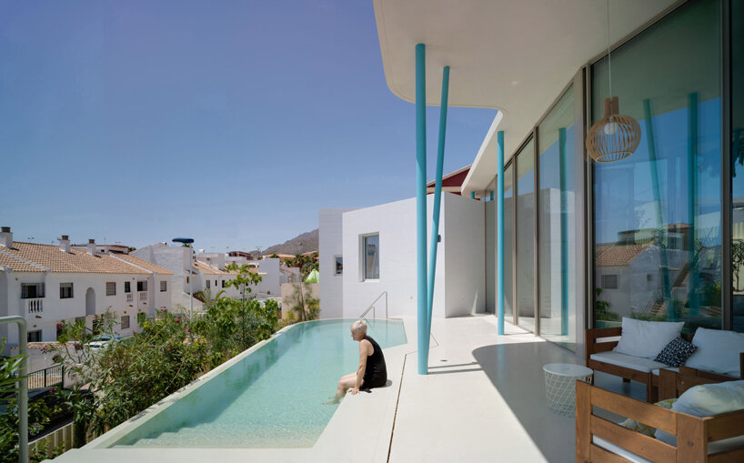 pepa diaz arquitecta inserts transparent living space at the core of this house in spain