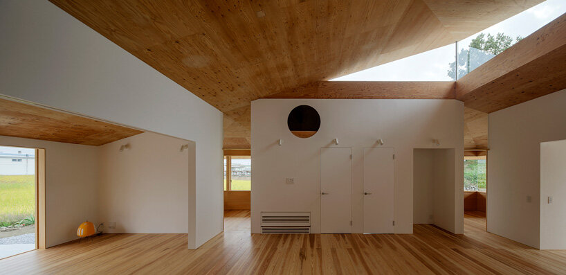 shinta hamada architects tops 'house U' in japan with large roof + triangular skylight