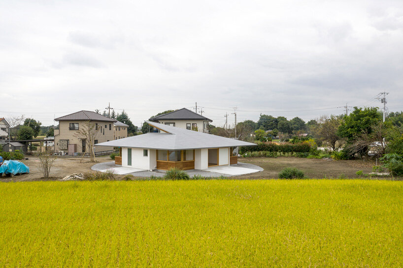 shinta hamada architects tops 'house U' in japan with large roof + triangular skylight