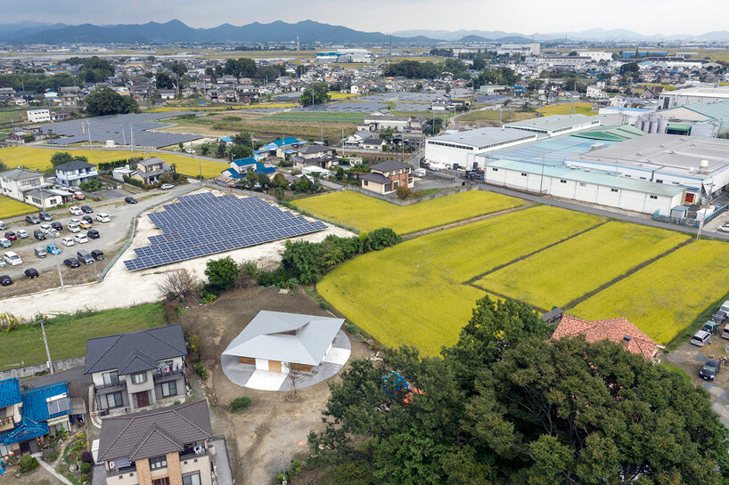 shinta hamada architects tops 'house U' in japan with large roof + triangular skylight