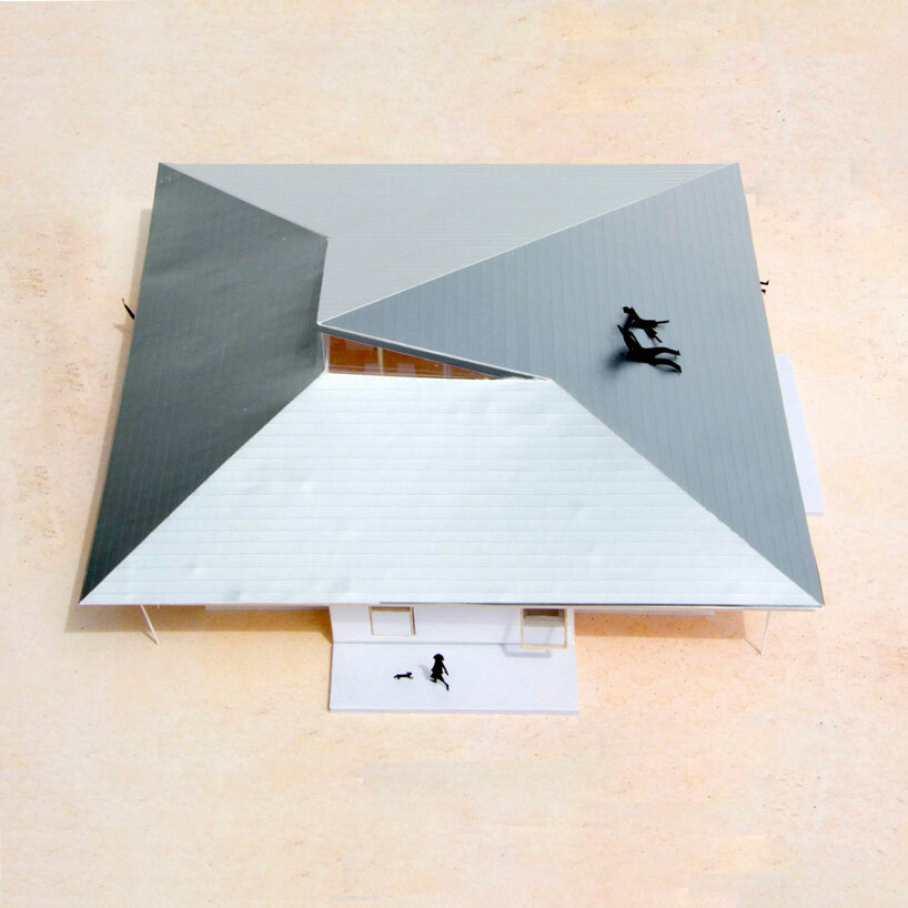 shinta hamada architects tops 'house U' in japan with large roof + triangular skylight