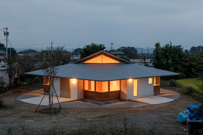 shinta hamada architects tops 'house U' in japan with large roof + triangular skylight