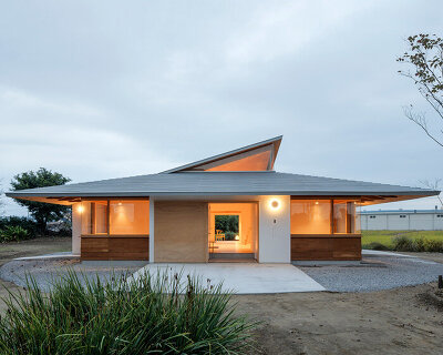 shinta hamada architects tops 'house U' in japan with large roof + triangular skylight