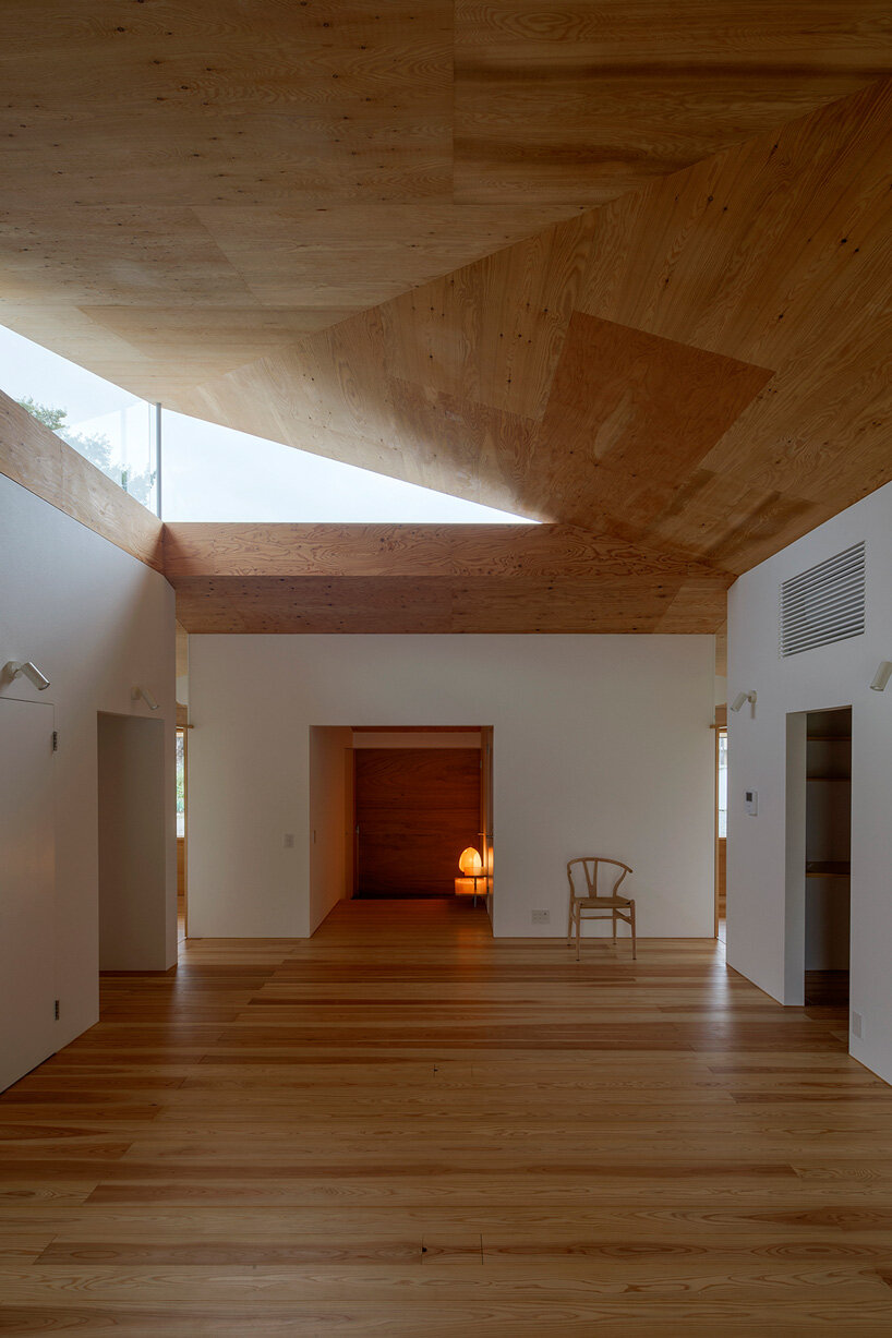 shinta hamada architects tops 'house U' in japan with large roof + triangular skylight