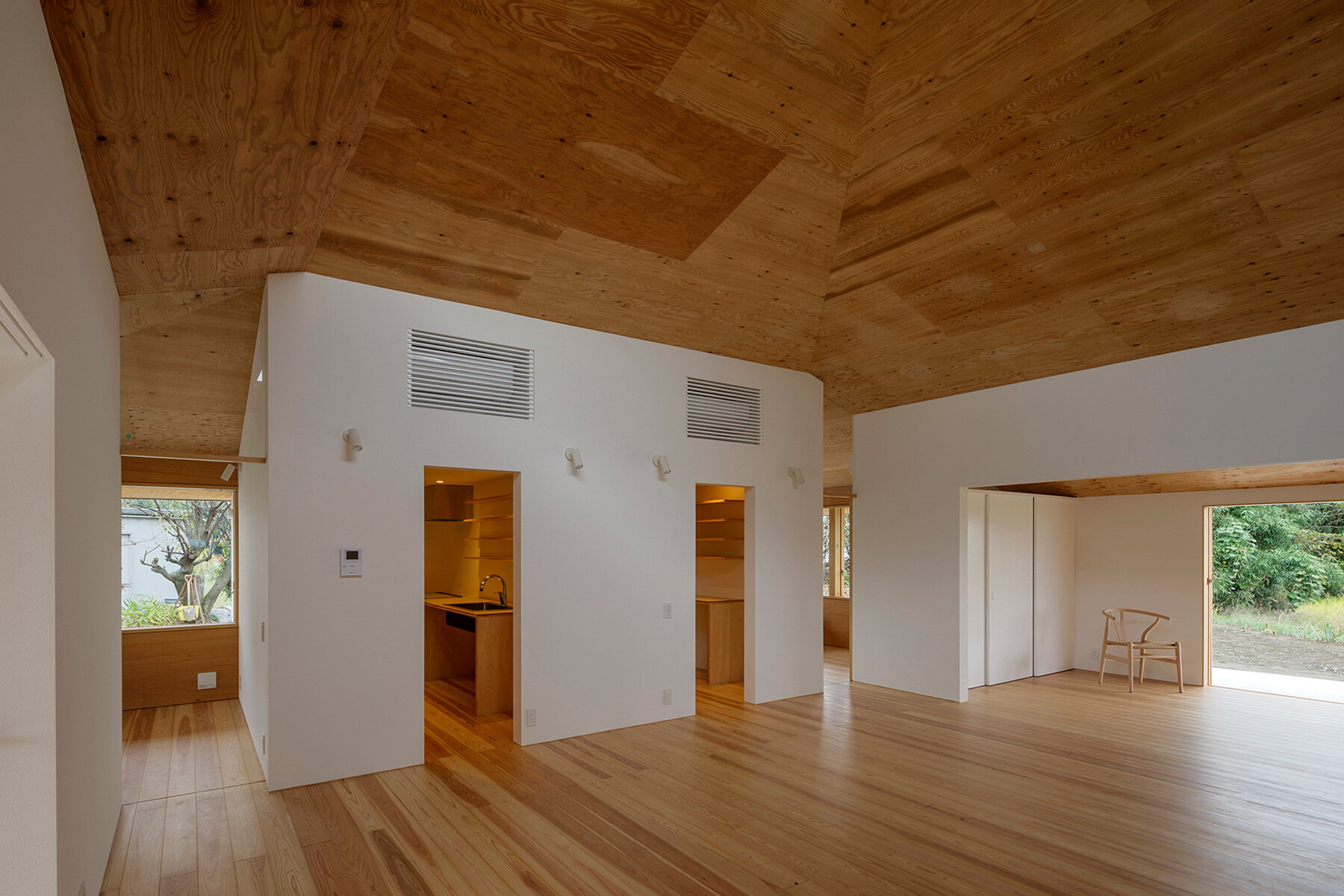 shinta hamada architects tops 'house U' in japan with large roof + triangular skylight