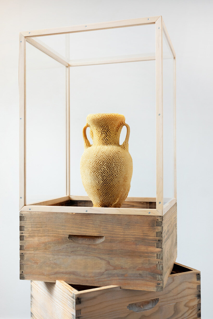 tomáš libertíny sculpts beeswax version of the nefertiti bust together with 60.000 honeybees