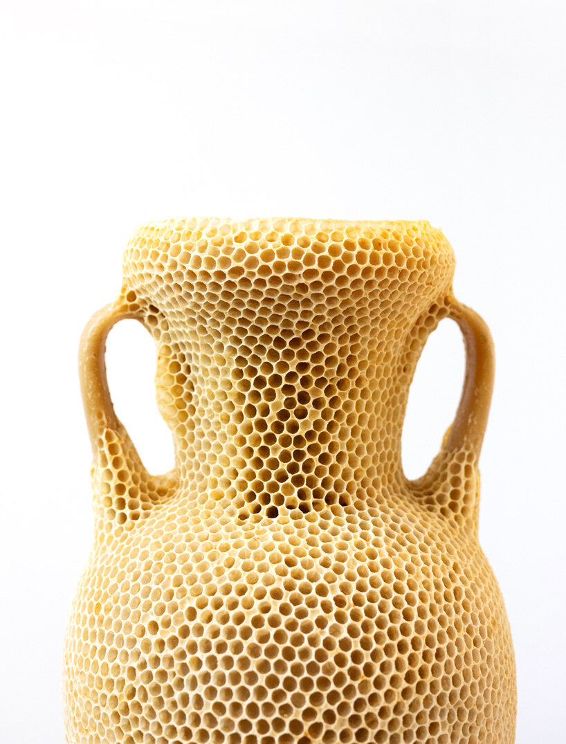 tomáš libertíny sculpts beeswax version of the nefertiti bust together with 60.000 honeybees