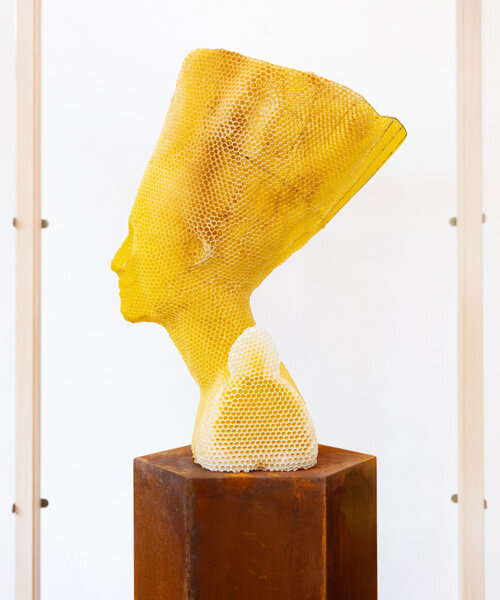 tomáš libertíny sculpts beeswax version of the nefertiti bust together with 60.000 honeybees