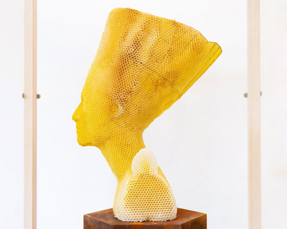 tomáš libertíny sculpts beeswax version of the nefertiti bust together with 60.000 honeybees