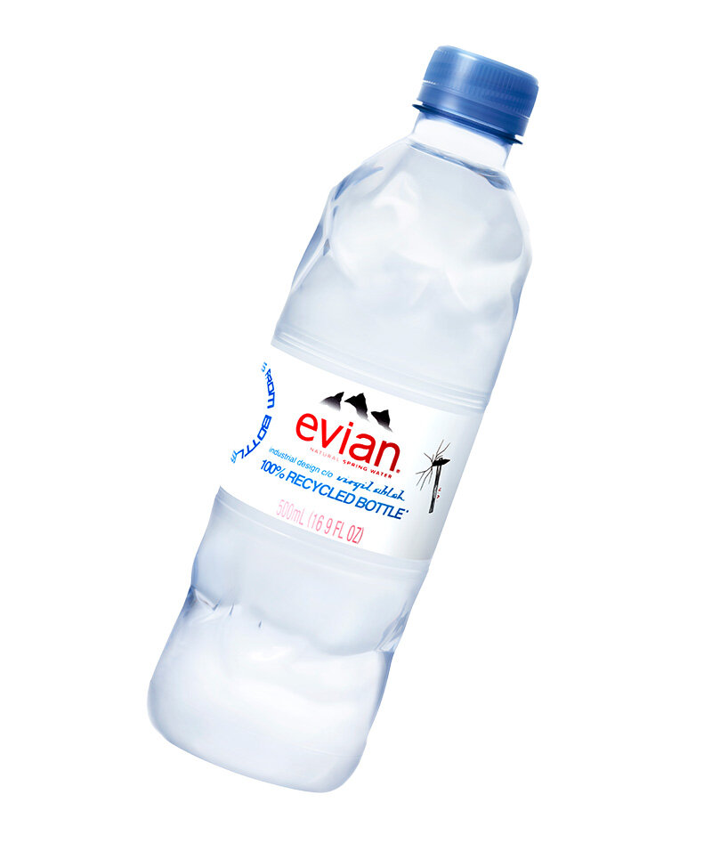 Virgil Abloh firma la nuova bottiglia ecofriendly di Evian (che sembra  presa a martellate)