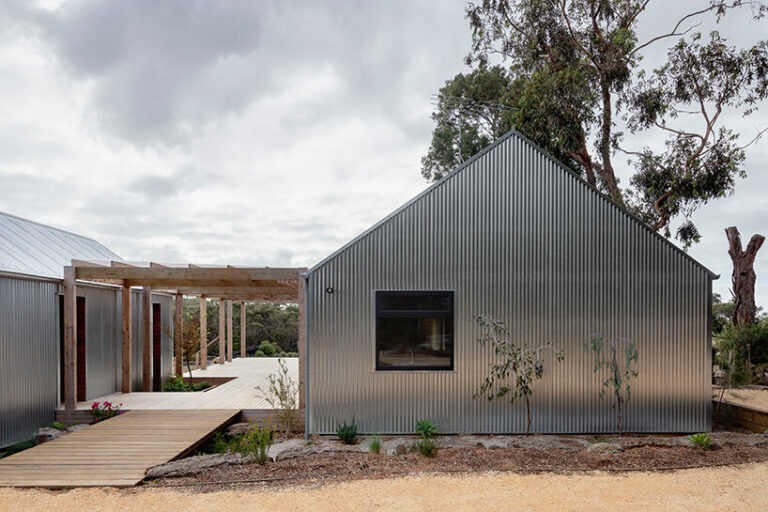 wiesebrock architects wraps bellbrae house in corrugated steel sheeting