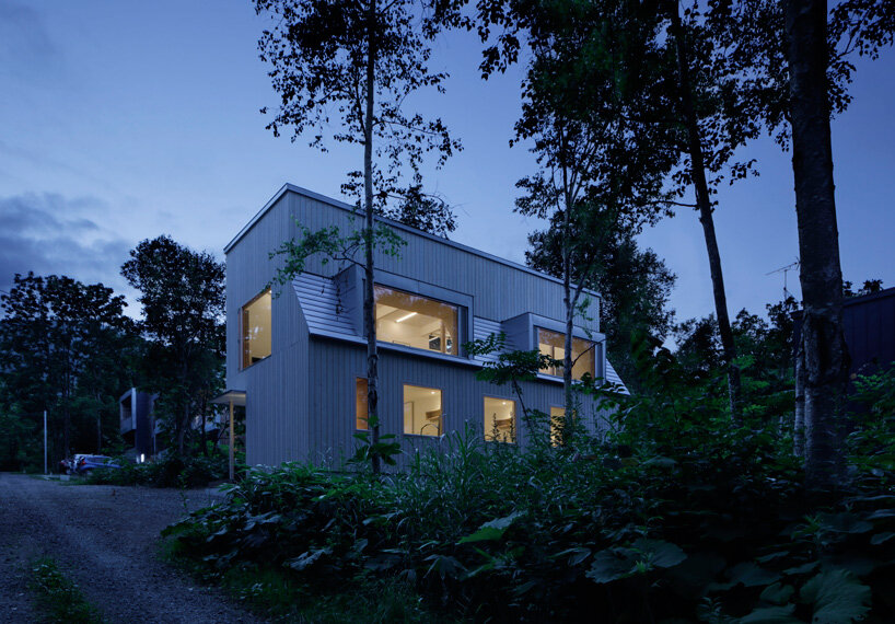 CASE-REAL blends 'chalet W' into the wooded landscape of japan's niseko ...