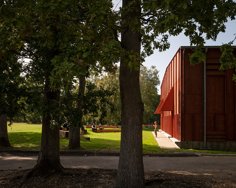 jonathan tuckey design completes red theater as part of school campus in south east england